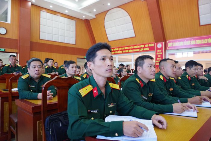 Cán bộ, chiến sĩ tham gia phát động thi đua