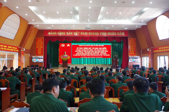 Quang cảnh lễ phát động thi đua