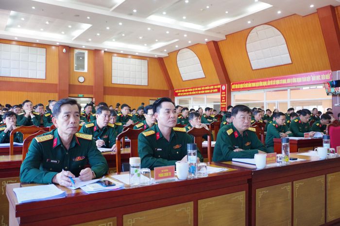 Các đồng chí thủ trưởng Bộ CHQS tỉnh tham dự phát động thi đua