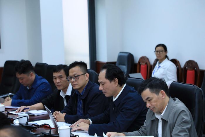 Đại diện các cơ quan, đơn vị trong Khối thi đua số 1 tỉnh Lâm Đồng dự và theo dõi cuộc họp