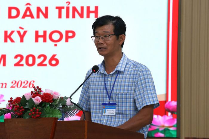 Đồng chí Trần Ngọc Thuận, Phó Chủ tịch UBND xã Vĩnh Hảo trả lời các kiến nghị của cử tri