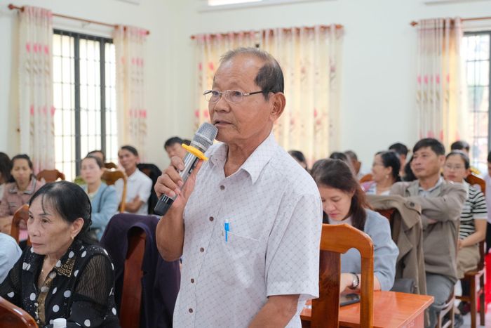 Cử tri nêu ý kiến tại buổi tiếp xúc
