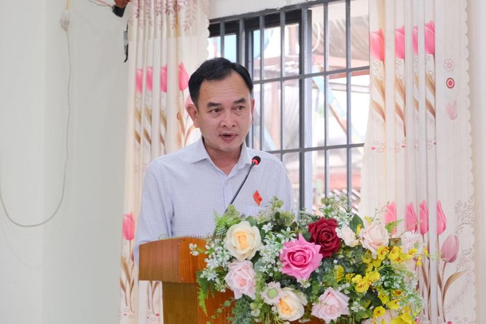 Ông Nguyễn Hạp, Ủy viên chuyên trách Ban Dân tộc HĐND tỉnh Lâm Đồng thông tin đến cử tri về dự kiến nội dung, chương trình Kỳ họp thường lệ cuối năm 2026
