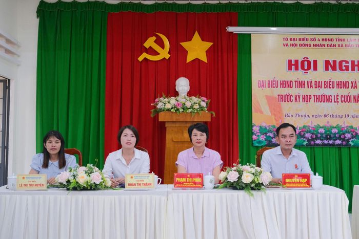 Đại biểu Phạm Thị Phúc, Phó Bí thư Tỉnh ủy, Chủ tịch Ủy ban MTTQ Việt Nam tỉnh Lâm Đồng (thứ 2 từ phải sang) cùng các đại biểu chủ trì hội nghị