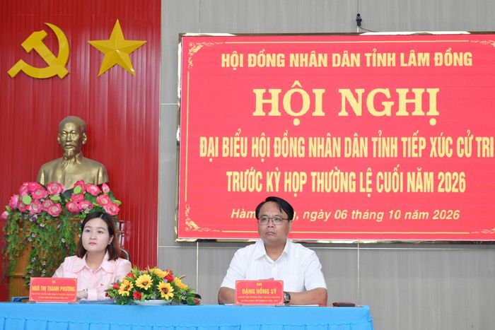 Tổ đại biểu số 7 HĐND tỉnh Lâm Đồng gồm các đại biểu: Đặng Hồng Sỹ, Phó Bí thư Thường trực Tỉnh ủy (bên phải); Ngô Thị Thanh Phương, Phó Bí thư Thường trực Đảng ủy phường Hàm Thắng (bên trái) tiếp xúc cử tri tại phường Hàm Thắng