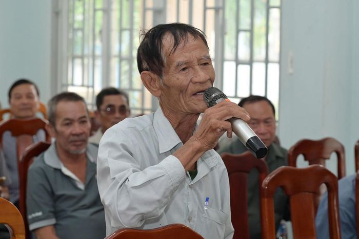 Cử tri kiến nghị tại buổi tiếp xúc