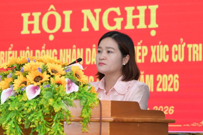 Đại diện Tổ đại biểu số 7, bà Ngô Thị Thanh Phương báo cáo tại buổi tiếp xúc
