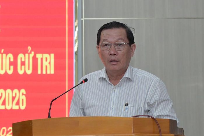 Ông Trần Ngọc Hiền, Chủ tịch UBND phường Hàm Thắng trả lời các kiến nghị thuộc thẩm quyền
