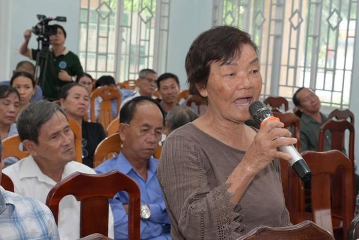 Cử tri kiến nghị tại buổi tiếp xúc