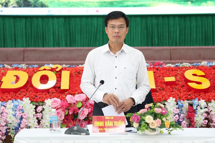 Phó Chủ tịch UBND tỉnh Đinh Văn Tuấn phát biểu kết luận buổi làm việc
