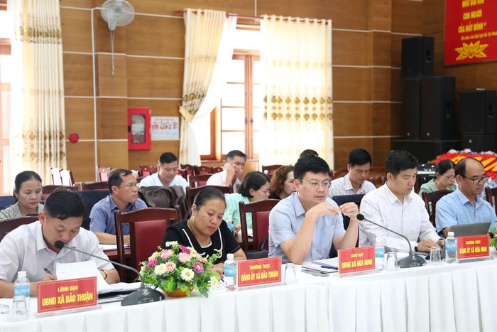 Lãnh đạo các xã tại buổi làm việc