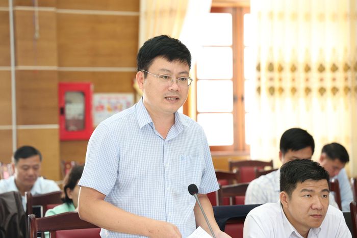 Chủ tịch UBND xã Hòa Ninh Vũ Quang Anh báo cáo tại buổi làm việc