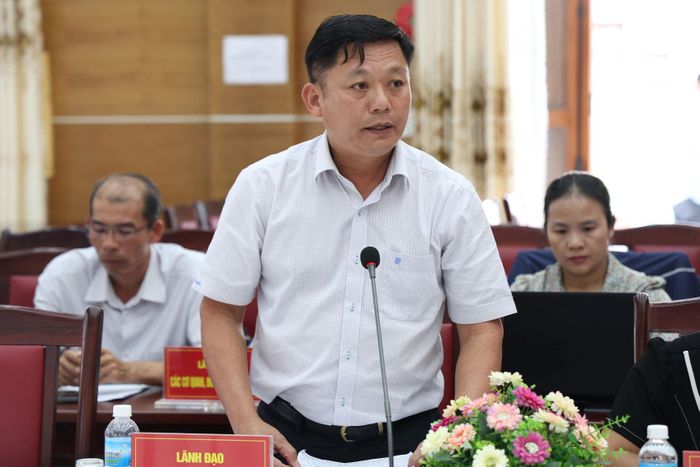 Chủ tịch UBND xã Bảo Thuận Nguyễn Cảnh Thìn báo cáo tình hình kinh tế - xã hội địa phương tại buổi làm việc