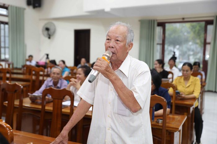 Cử tri Nguyễn Vinh Thế, xã Đạ Huoai kiến nghị chấn chỉnh tình trạng xe tải lớn chở đất công trình chạy nhanh, gây nguy hiểm và làm nhiều tuyến đường xuống cấp trên địa bàn xã