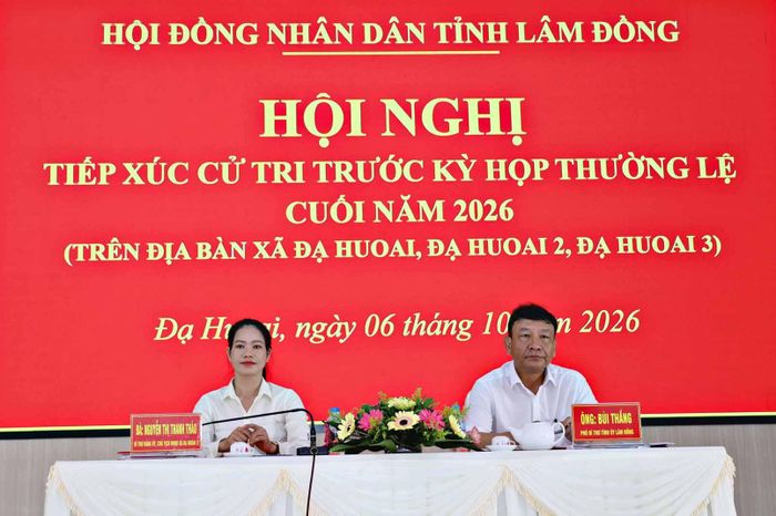 Đồng chí Bùi Thắng, Phó Bí thư Tỉnh ủy Lâm Đồng (bên phải) và đồng chí Nguyễn Thị Thanh Thảo, Bí thư Đảng ủy, Chủ tịch HĐND xã Đạ Huoai 2 chủ trì hội nghị tiếp xúc cử tri với 3 xã khu vực Đạ Huoai