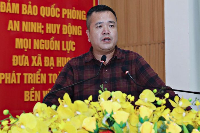 Phó Giám đốc Sở Nông nghiệp và Môi trường tỉnh Nguyễn Hà Lộc trả lời các kiến nghị của cử tri tại buổi tiếp xúc