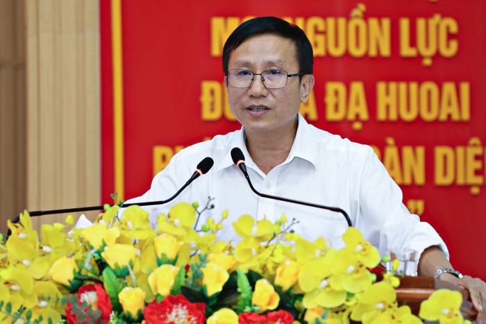 Phó Giám đốc Sở Nội vụ Lâm Đồng Lê Trung Trường Vũ trả lời các kiến nghị của cử tri về chế độ chính sách đối với các đối tượng theo quy định
