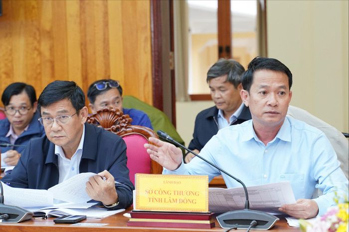 Giám đốc Sở Công thương Nguyễn Bá Út (áo xanh bên phải) báo cáo về tiến độ tháo gỡ các vướng mắc liên quan đến dự án tái tạo