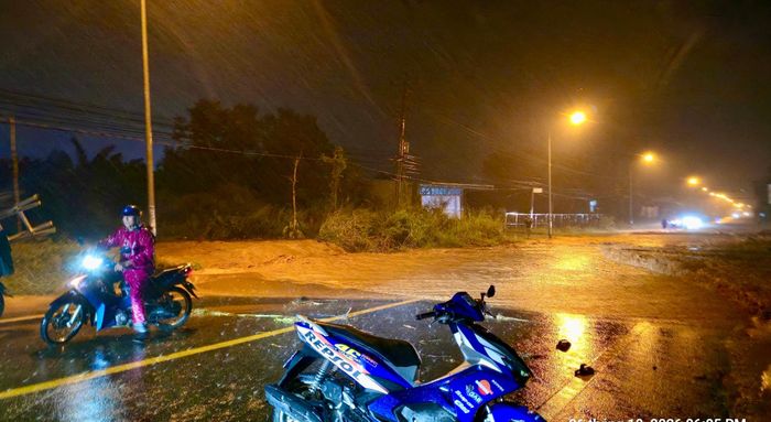 Người dân đi lại khó khăn do cát tràn, mưa lớn
