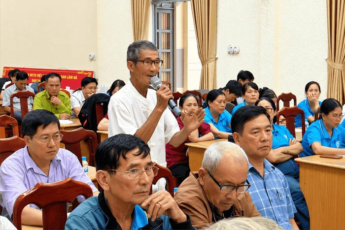 Cư tri Trần Văn Minh có ý kiến tại buổi tiếp xúc