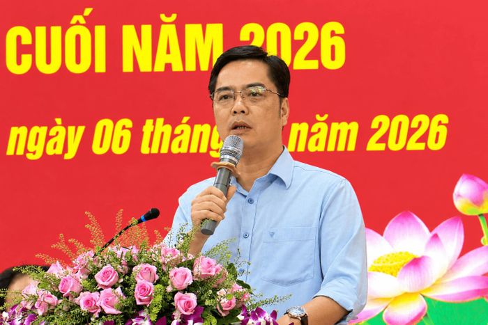 Ông Phan Tiến Dũng, Chủ tịch UBND xã Nam Ban Lâm Hà trao đổi về các kiến nghị thuộc thẩm quyền giải quyết của địa phương
