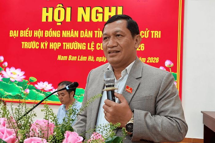 Phó Chủ tịch HĐND tỉnh Lâm Đồng K’ Mák trao đổi, làm rõ một số vấn đề cử tri quan tâm