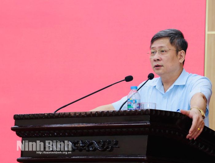 Đồng chí Phạm Minh Tuấn, Tỉnh ủy viên, Phó Trưởng Ban Tổ chức Tỉnh uỷ truyền đạt chuyên đề tại lớp bồi dưỡng.