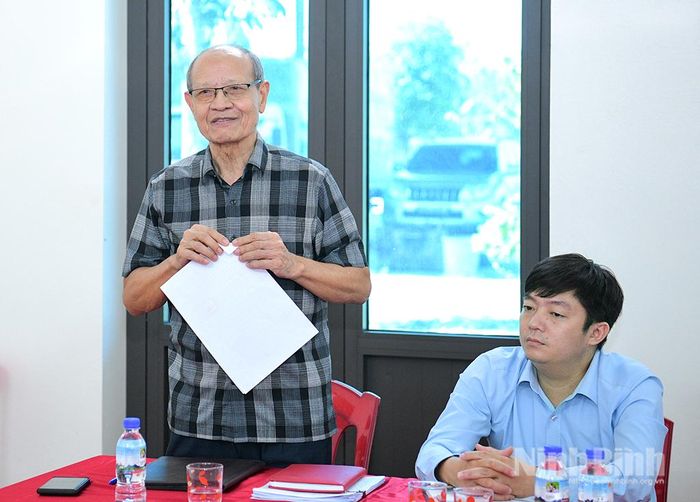 Đại diện Công ty TNHH Xây dựng Thống Nhất báo cáo tình hình thực hiện chính sách, pháp luật về an toàn thực phẩm.