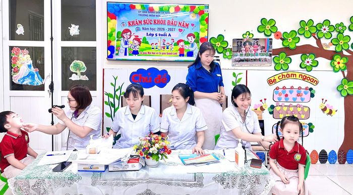 Hiện nay, nhiều trường học đang triển khai khám sức khoẻ định kỳ cho học sinh.