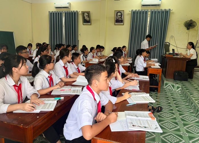 Học sinh Trường THCS Trần Huy Liệu (xã Vụ Bản) trong giờ học.