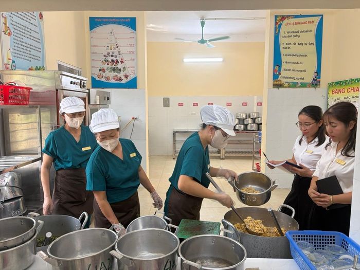 An toàn thực phẩm bếp ăn bán trú được Trường Mầm non Đồng Phong (Nho Quan) chú trọng.