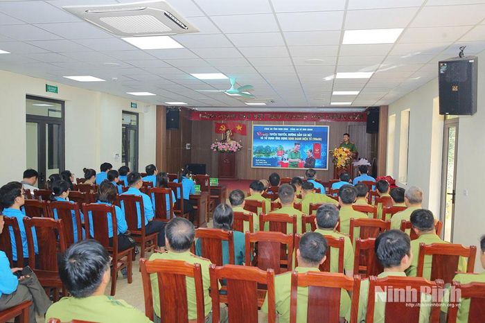 Đại diện Công an xã Nho quan truyền đạt các nội dung về bảo vệ nền tảng tư tưởng của Đảng trên không gian mạng; hướng dẫn sử dụng VNeID và dịch vụ công trực tuyến.