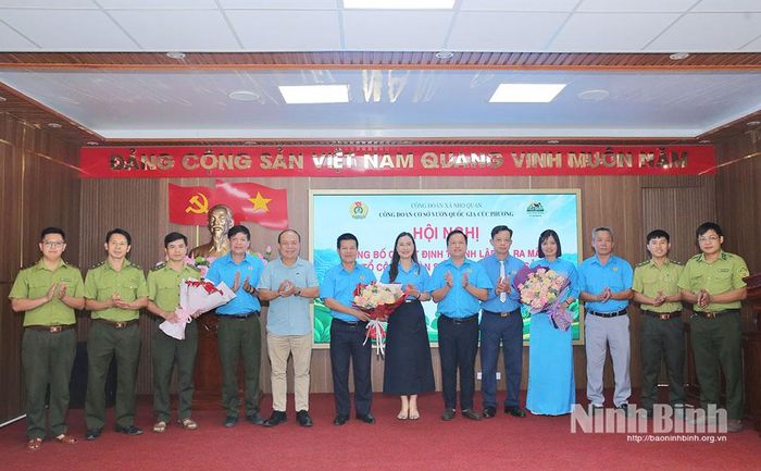 Lãnh đạo LĐLĐ tỉnh tặng hoa chúc mừng “Tổ Công đoàn số” Vườn quốc gia Cúc Phương.