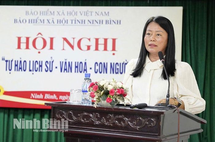 Đồng chí Bùi Thị Lan Hương, Bí thư Đảng uỷ, Giám đốc BHXH tỉnh phát biểu khai mạc hội nghị.