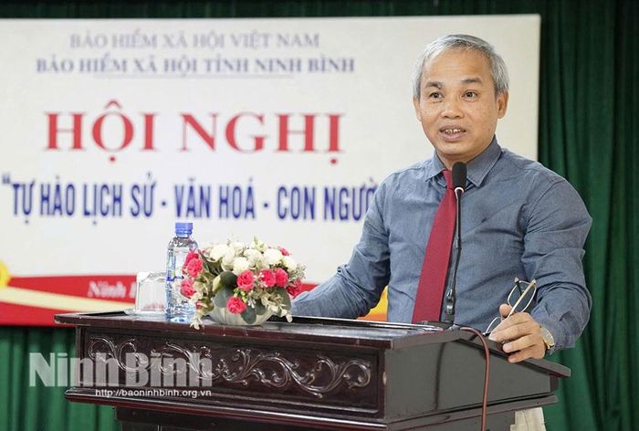 Nhà báo Nguyễn Văn Vĩnh, Phó Chủ tịch Hội Nhà báo tỉnh Ninh Bình trao đổi chuyên đề “Tự hào Lịch sử - Văn hóa - Con người Ninh Bình”.