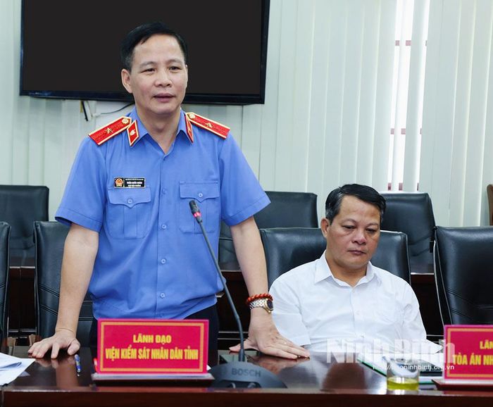 Lãnh đạo Viện Kiểm sát nhân dân tỉnh phát biểu tại hội nghị.