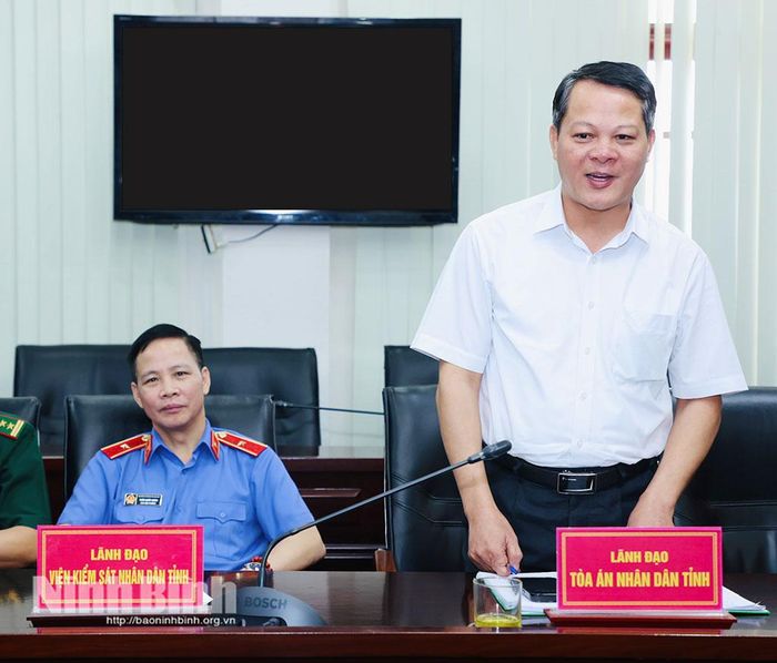 Lãnh đạo Toà án nhân dân tỉnh phát biểu tại hội nghị.