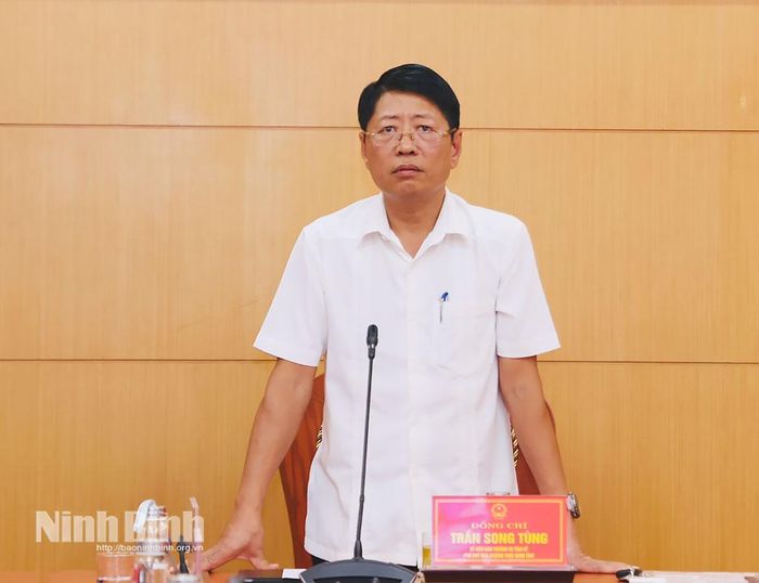 Đồng chí Trần Song Tùng, Ủy viên Ban Thường vụ Tỉnh ủy, Phó Chủ tịch Thường trực UBND tỉnh phát biểu tại điểm cầu Ninh Bình.