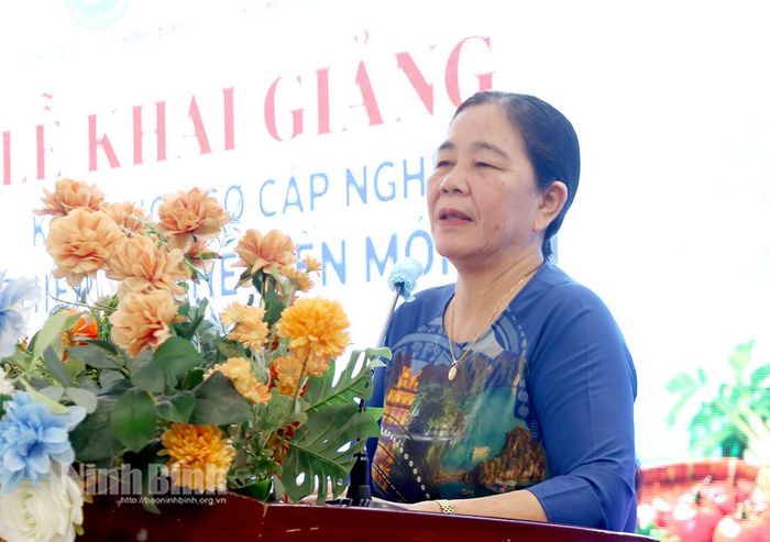 Bà Dương Thị Thanh, Chủ tịch Hiệp hội Du lịch Ninh Bình phát biểu khai giảng khóa học.