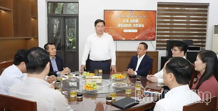 Chủ tịch UBND tỉnh Trần Duy Đông trao đổi, lắng nghe ý kiến của doanh nghiệp tại chương trình “Cà phê doanh nhân”.