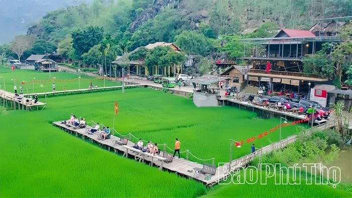 Bản Lác, xã Mai Châu từng bước hoàn thiện hạ tầng, phát triển du lịch cộng đồng.