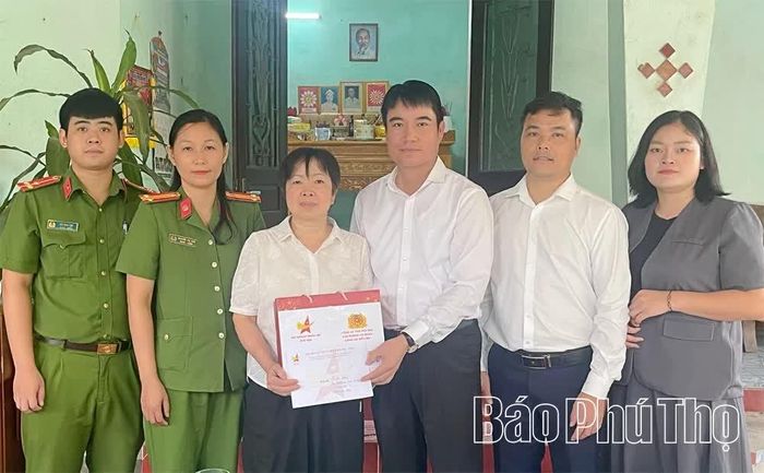 Hội Doanh nhân trẻ tỉnh Phú Thọ phối hợp với Sở Nội vụ, Công an tỉnh thăm hỏi, tặng quà Mẹ Việt Nam Anh hùng Nguyễn Thị Anh, phường Hòa Bình.