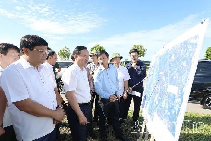 Lãnh đạo Sở Xây dựng báo cáo phương án quy hoạch hướng tuyến công trình cầu Hai Bà Trưng qua sông Lô.