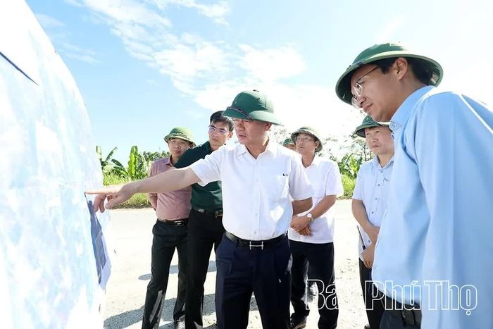 Phó Chủ tịch UBND tỉnh Quách Tất Liêm cho ý kiến vào phương án quy hoạch hướng tuyến công trình cầu Hai Bà Trưng qua sông Lô.
