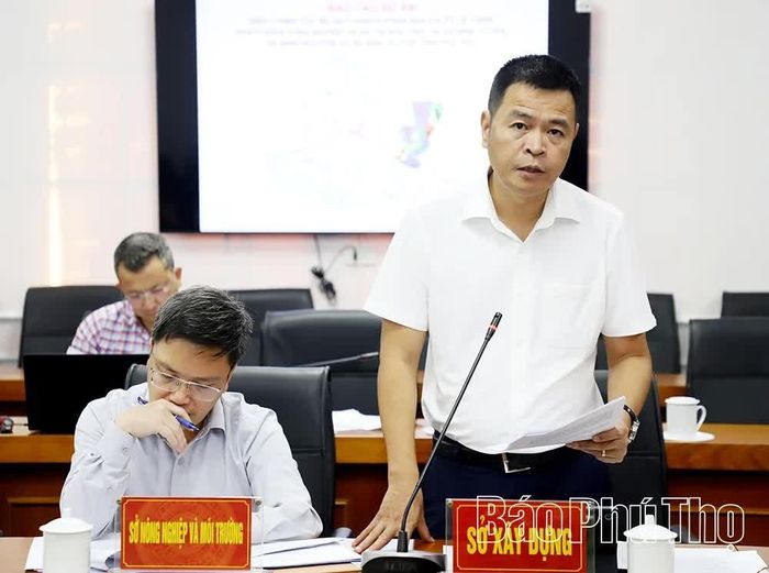 Lãnh đạo Sở Xây dựng trình bày dự thảo quy định về phân công, phối hợp trong bàn giao, tiếp nhận và quản lý sau bàn giao công trình xây dựng tại hội nghị.