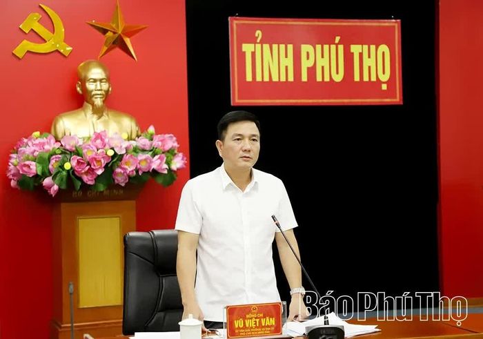 Đồng chí Phó Chủ tịch UBND tỉnh Vũ Việt Văn phát biểu tại hội nghị.