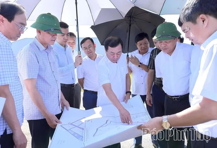 Đồng chí Phó Bí thư Thường trực Tỉnh ủy Bùi Văn Quang cùng đoàn công tác kiểm tra thực địa dự án KCN Trung Hà II.