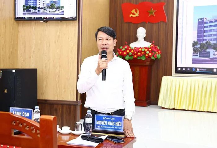 Đồng chí Phó Chủ tịch UBND tỉnh Nguyễn Khắc Hiếu chỉ đạo tại buổi làm việc với các đơn vị liên quan.