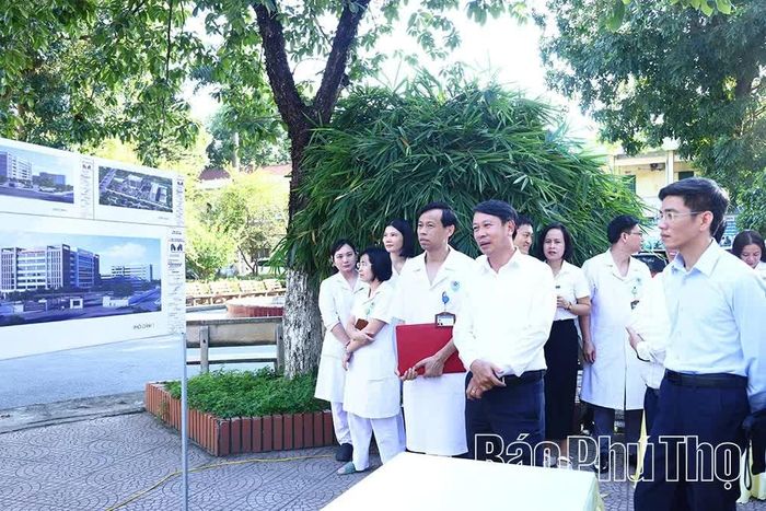 Đồng chí Phó Chủ tịch UBND tỉnh Nguyễn Khắc Hiếu nghe báo cáo về dự án Cải tạo, nâng cấp xây dựng cơ sở vật chất Trung tâm Y tế khu vực Vĩnh Tường.