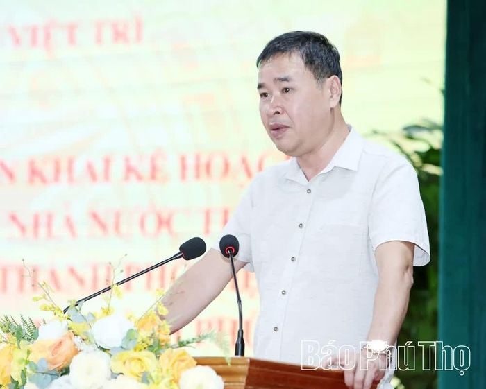 Đại diện cơ quan chuyên môn thông tin về kế hoạch triển khai cưỡng chế kiểm đếm bắt buộc thực hiện Dự án Khu đô thị mới Tây Nam, thành phố Việt Trì (giai đoạn 1), nay là phường Việt Trì.